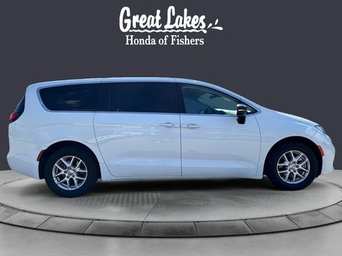 Used 2024 Chrysler Pacifica Touring-L FWD image 6