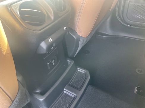 Used 2020 Jeep Wrangler Unlimited Sahara image 22