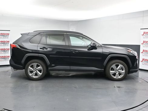 Used 2021 Toyota RAV4 XLE Premium AWD/4WD image 9