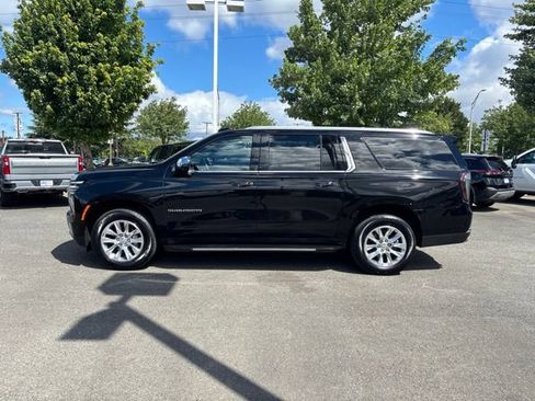 Used 2025 Chevrolet Suburban Premier AWD/4WD image 2