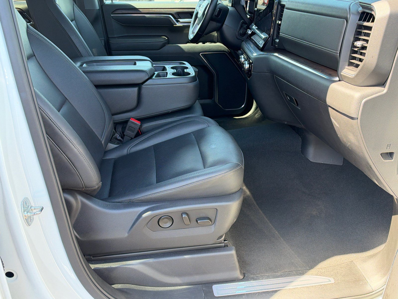 Used 2025 GMC Sierra 1500 SLT AWD/4WD image 13