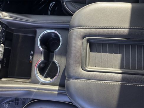 Used 2023 GMC Yukon SLT w/ SLT Premium Package image 11