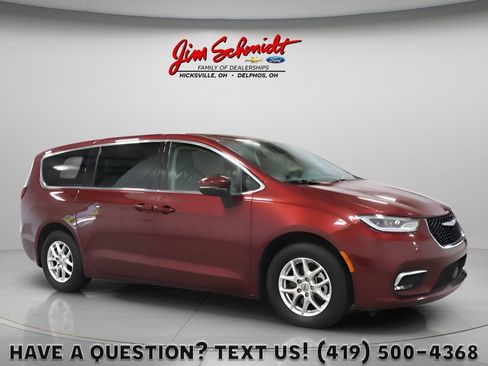 Used 2023 Chrysler Pacifica Touring-L FWD image 1