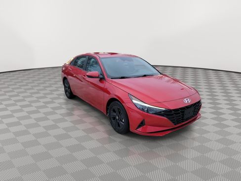 Used 2021 Hyundai Elantra SEL image 2