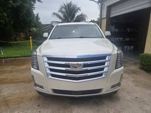 Used 2015 Cadillac Escalade Premium RWD image 2
