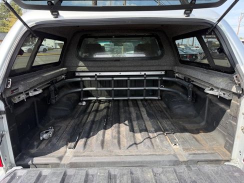 Used 2005 Nissan Frontier SE w/ (P01) Power Pkg AWD/4WD image 9