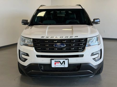 Used 2017 Ford Explorer XLT w/ Equipment Group 202A AWD/4WD image 2