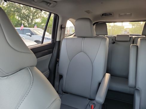 Used 2025 Toyota Highlander Limited FWD image 19