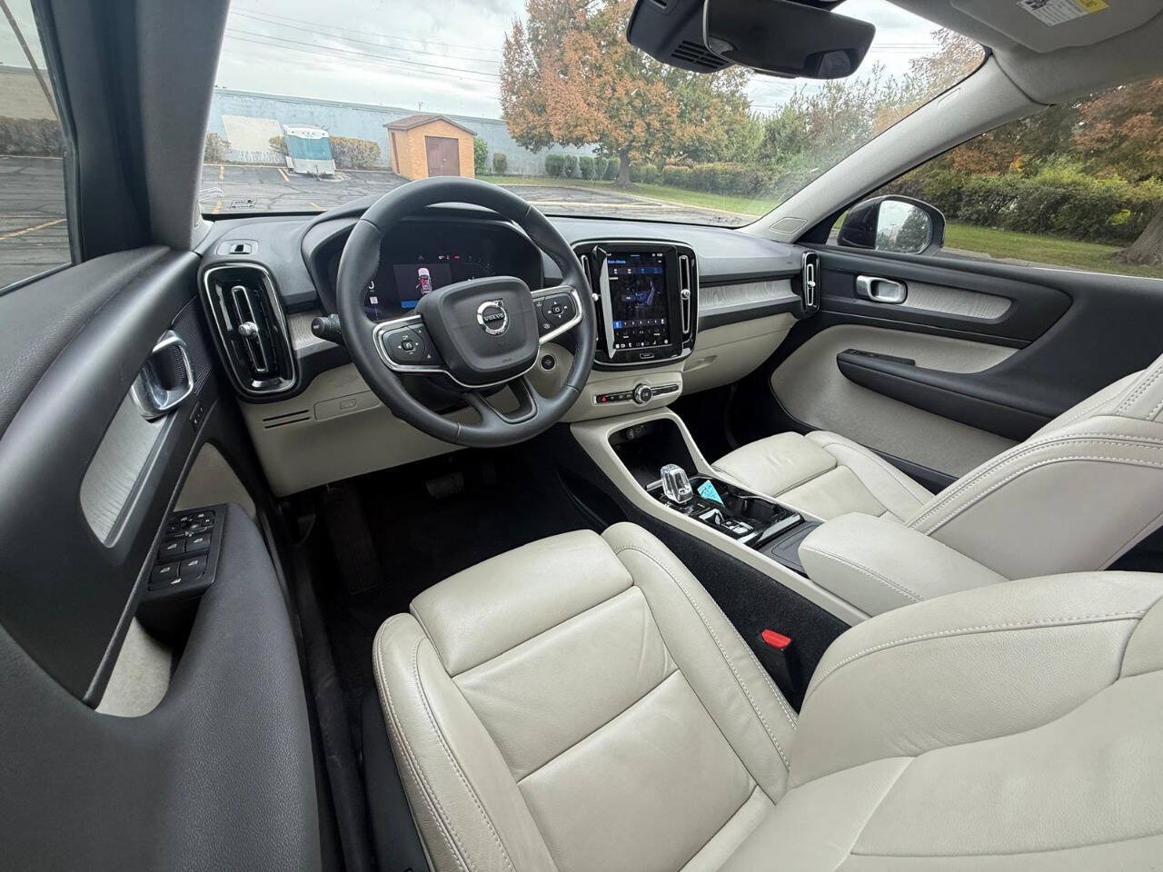 Used 2023 Volvo XC40 B5 Plus w/ Climate Package AWD/4WD image 9