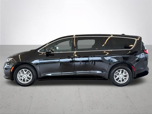 Used 2025 Chrysler Pacifica Select FWD image 11
