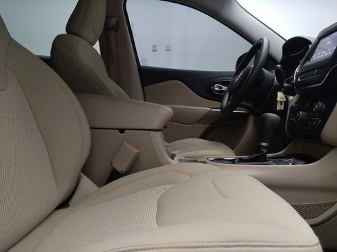 Used 2021 Jeep Cherokee Latitude FWD image 21