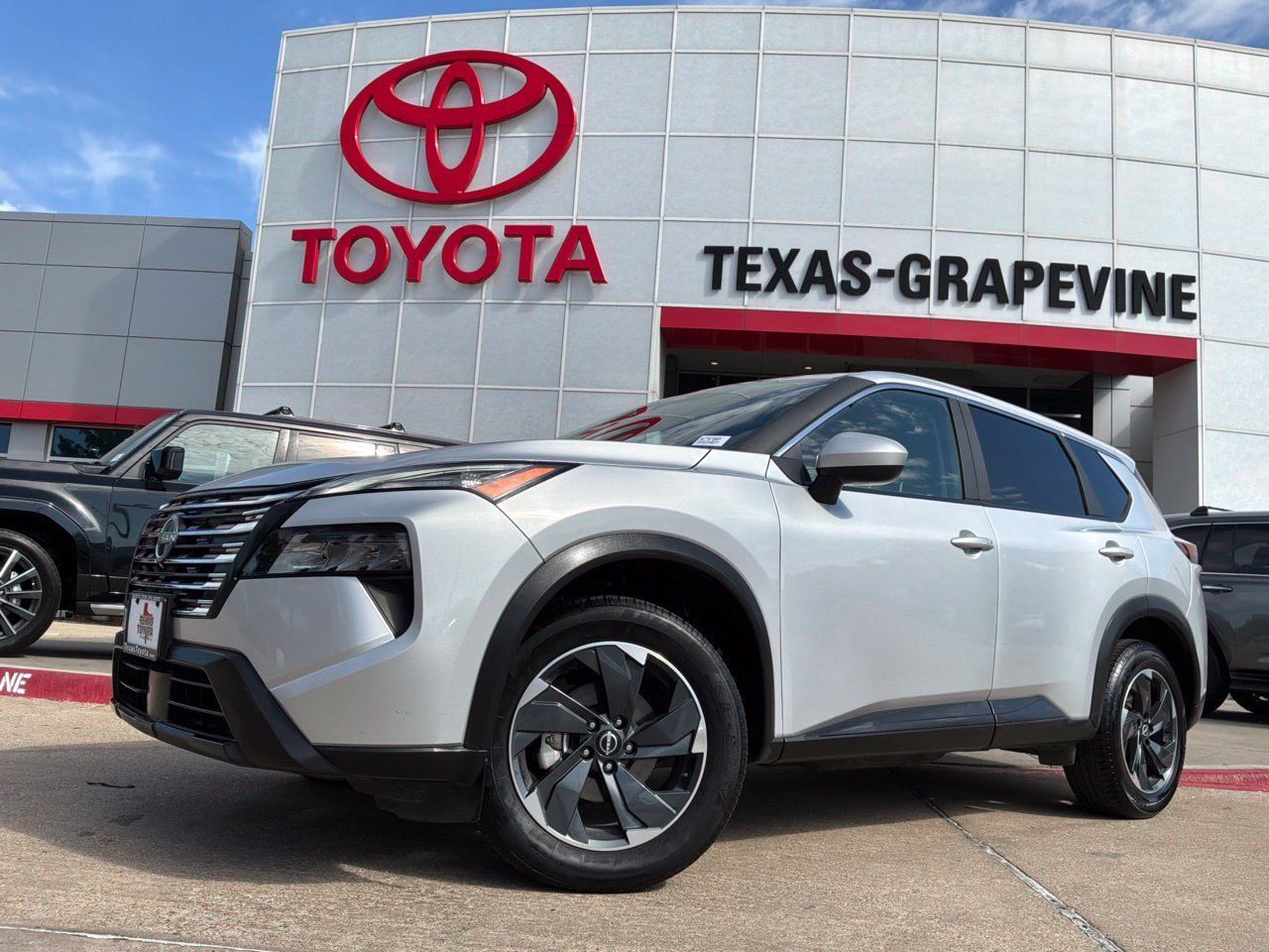 Used 2025 Nissan Rogue SV FWD image 2