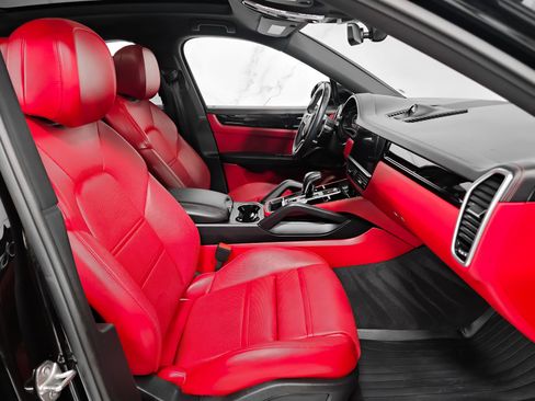 Used 2022 Porsche Cayenne Coupe image 2