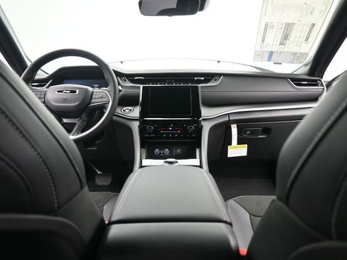 New 2025 Jeep Grand Cherokee Altitude image 24