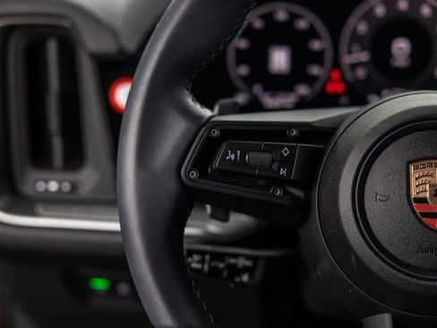 Used 2025 Porsche Cayenne S image 40