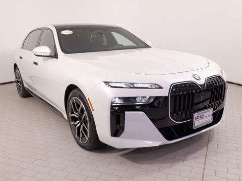 Used 2025 BMW 740i xDrive w/ Executive Package AWD/4WD image 7