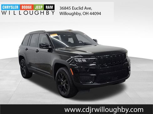 Certified 2025 Jeep Grand Cherokee Altitude AWD/4WD image 3