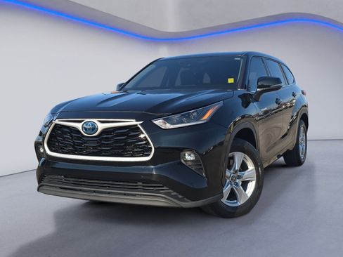 Used 2021 Toyota Highlander LE image 2