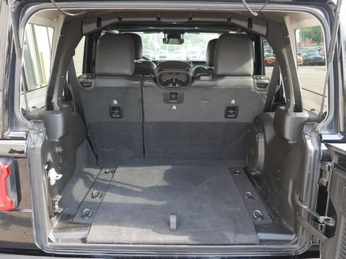 Used 2025 Jeep Wrangler Unlimited Sahara AWD/4WD image 11