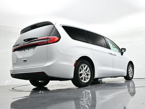 Used 2024 Chrysler Pacifica Touring-L FWD image 20