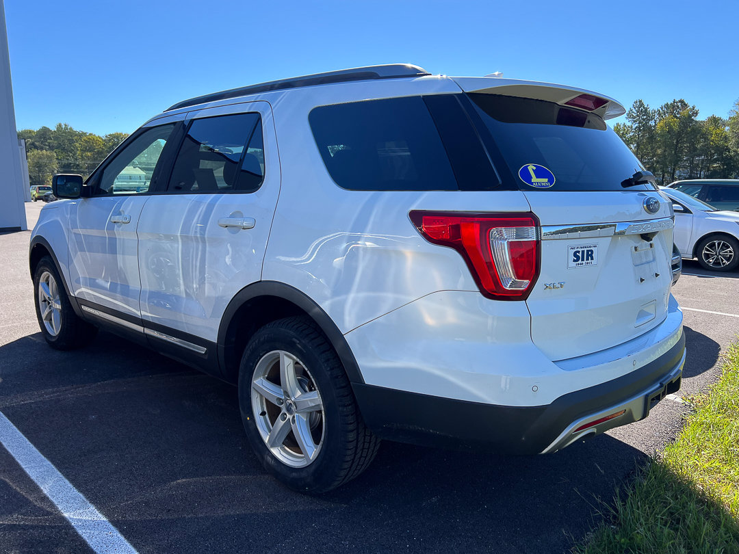 Used 2017 Ford Explorer XLT w/ Equipment Group 201A AWD/4WD image 3