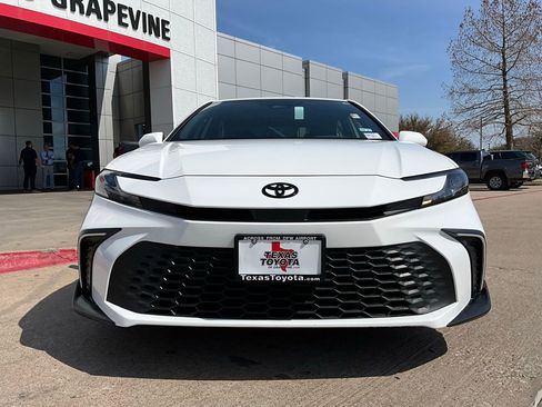 Used 2025 Toyota Camry SE w/ Convenience Package image 4