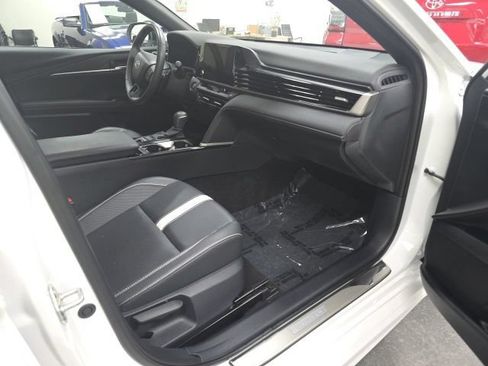 Used 2025 Toyota Camry SE FWD image 5