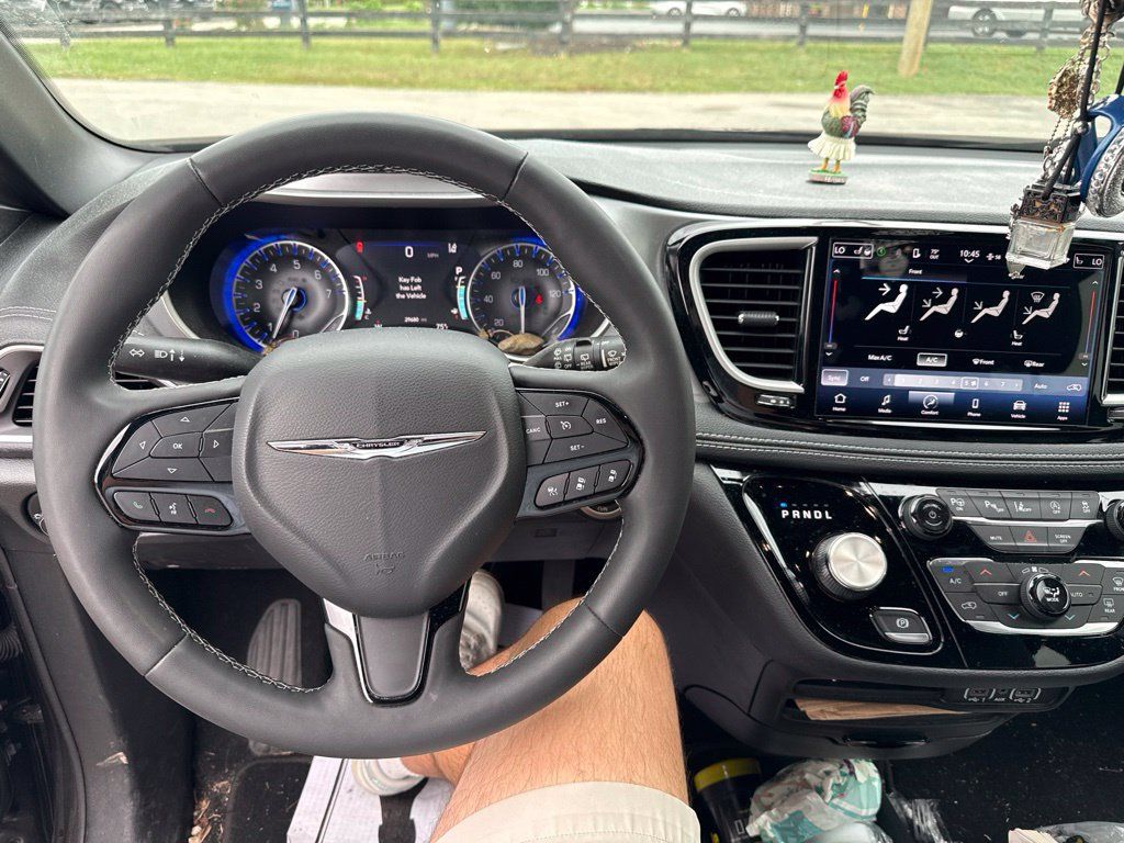 Used 2023 Chrysler Pacifica Touring-L w/ S Appearance Package FWD image 7