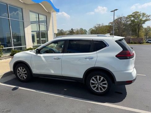 Used 2019 Nissan Rogue SV image 2