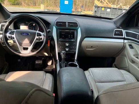 Used 2013 Ford Explorer XLT image 3