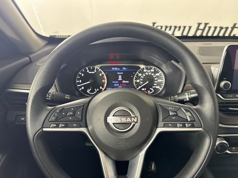 Used 2025 Nissan Altima 2.5 SV FWD image 13
