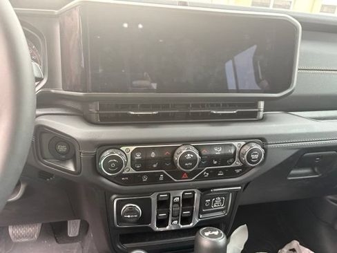 Used 2024 Jeep Wrangler Unlimited Sahara w/ Technology Group AWD/4WD image 17