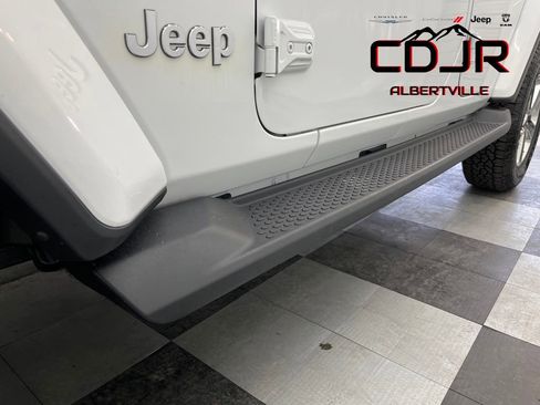 Used 2020 Jeep Wrangler Unlimited Sahara AWD/4WD image 15