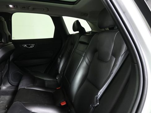 Used 2019 Volvo XC60 T5 Momentum w/ Multimedia Package AWD/4WD image 6