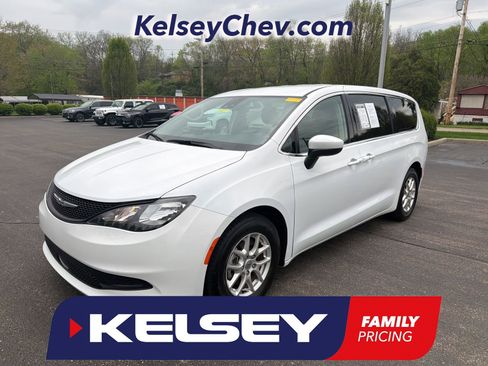 Used 2023 Chrysler Voyager LX FWD image 1