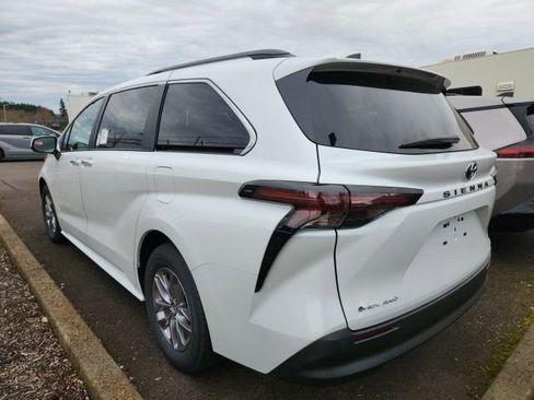 New 2026 Toyota Sienna XLE image 3