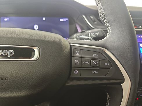 Certified 2025 Jeep Grand Cherokee Altitude image 17