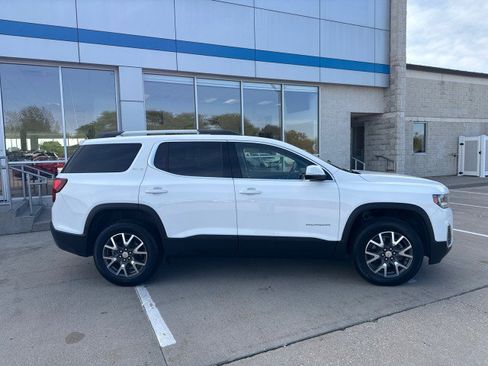 Used 2023 GMC Acadia SLE w/ Driver Convenience Package FWD image 2