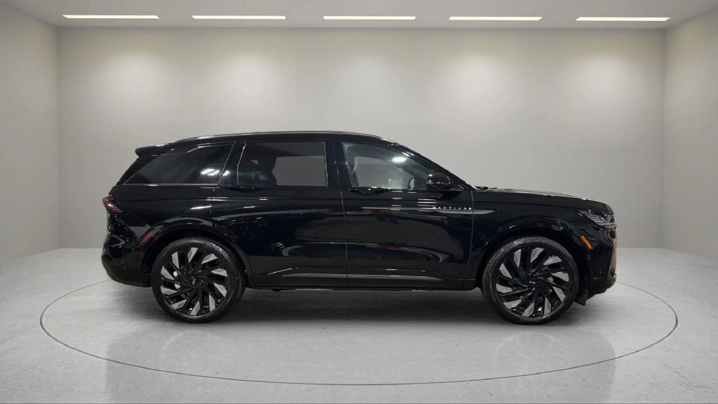 Certified 2024 Lincoln Nautilus Reserve w/ Jet Appearance Package (87T) AWD/4WD image 2