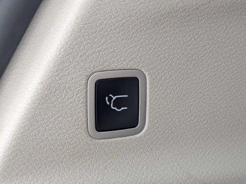 Used 2023 Chrysler Pacifica Touring-L FWD image 14