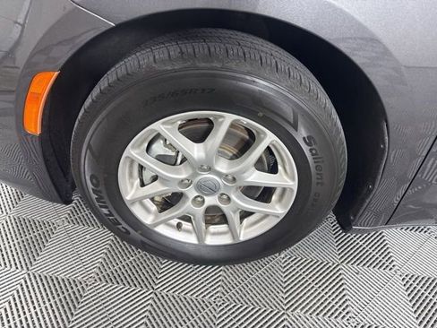 Used 2023 Chrysler Pacifica Touring-L image 9