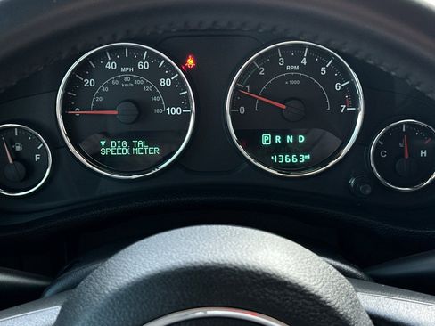 Used 2017 Jeep Wrangler Unlimited Rubicon w/ Connectivity Group image 33