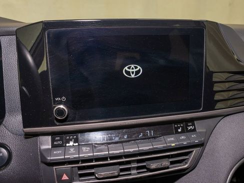 Used 2025 Toyota Camry LE w/ Convenience Package image 11