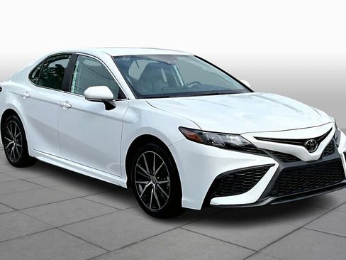 Used 2023 Toyota Camry SE image 3