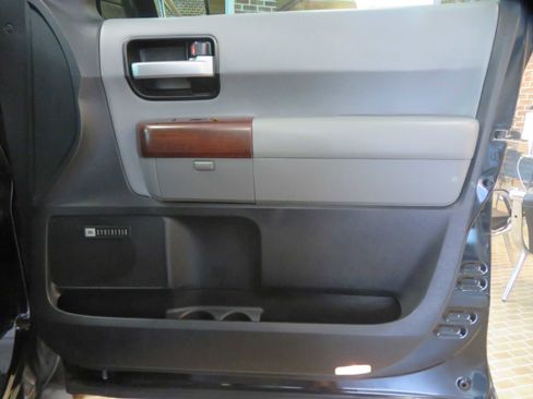 Used 2014 Toyota Sequoia Platinum AWD/4WD image 28