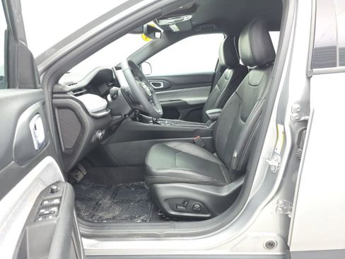 Used 2023 Jeep Compass Latitude image 14