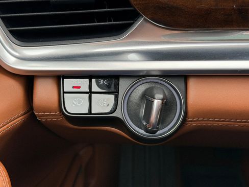 Used 2018 Porsche Panamera 4 image 6