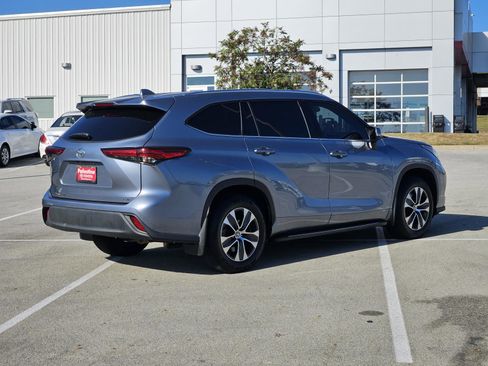 Used 2020 Toyota Highlander XLE image 6