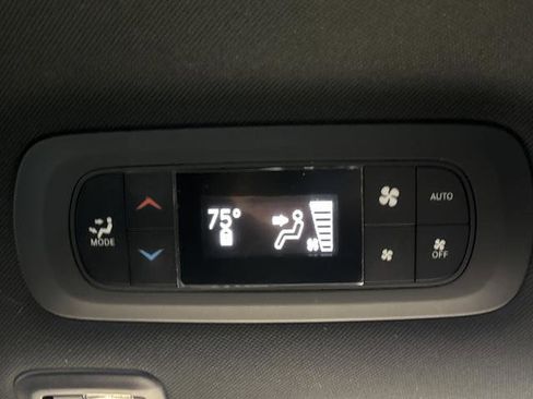 Used 2023 Chrysler Pacifica Limited w/ Uconnect Theater Family Group image 36