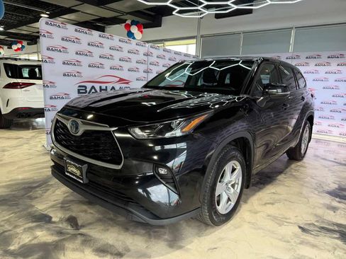 Used 2022 Toyota Highlander LE AWD/4WD image 2